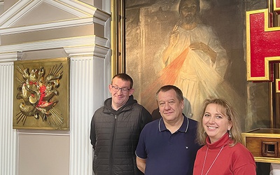 	Centralnym punktem kaplicy jest obraz „Jezu, ufam Tobie”. Paweł (pierwszy z lewej) często posługuje tu jako ministrant, obok Dariusz Latos, dyrektor Ośrodka, i Bogumiła Kopczyk, kierownik DPS.