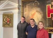 	Centralnym punktem kaplicy jest obraz „Jezu, ufam Tobie”. Paweł (pierwszy z lewej) często posługuje tu jako ministrant, obok Dariusz Latos, dyrektor Ośrodka, i Bogumiła Kopczyk, kierownik DPS.