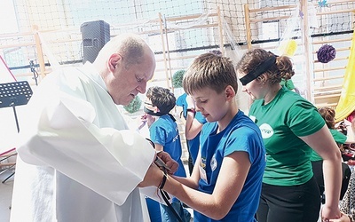 ▲	Kapłan dokonywał symbolicznego uwolnienia z grzechu.