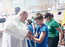 ▲	Kapłan dokonywał symbolicznego uwolnienia z grzechu.