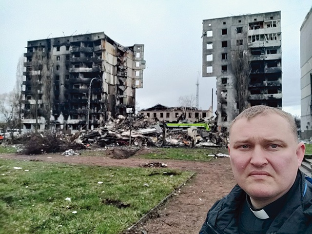 ▲	W ogarniętym wojną kraju posługuje m.in. ks. Witalij Kashchuk.