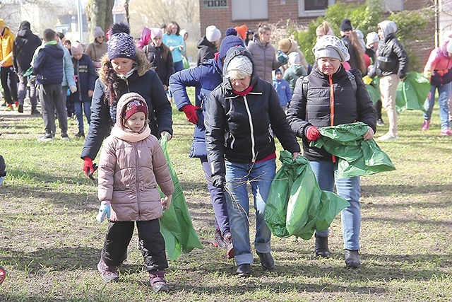 W parku Książąt Pomorskich Ukraińcy sprzątali ścieżki i trawniki ze śmieci i pozostałości po zimie.