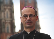 ▲	– Widzę w tym Bożą logikę – granica, wojna, myśl, że Bóg ten świat kocha, Niedziela Miłosierdzia – mówi  bp Maciej.