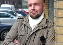 ▲	34-latek wyjaśnia, że propaganda w Rosji działa niezauważalnie.