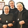 ►	S. Stella (z prawej) i s. Caritas z przełożoną prowincji poznańskiej s. Kamilą Paszkowiak.