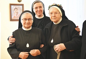 ►	S. Stella (z prawej) i s. Caritas z przełożoną prowincji poznańskiej s. Kamilą Paszkowiak.