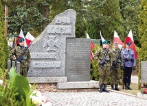 ▲	Uroczystości odbyły się przy pomniku znajdującym się  na cmentarzu komunalnym. 