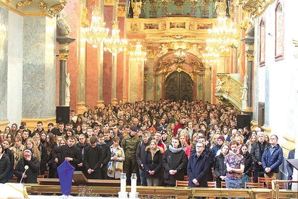 Młodzież wypełniła szczelnie bazylikę jasnogórską.