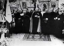 Pożegnanie biskupa Edwarda O’Rourke’a w 1938 r. Na zdjęciu widoczny jest również ks. Marian Górecki (stoi na lewo od hierarchy).