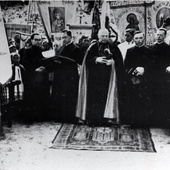 Pożegnanie biskupa Edwarda O’Rourke’a w 1938 r. Na zdjęciu widoczny jest również ks. Marian Górecki (stoi na lewo od hierarchy).