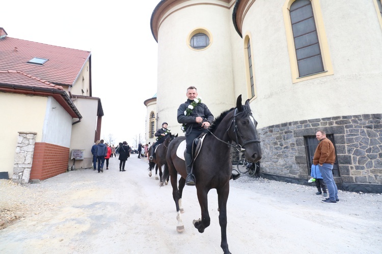 Wielkanocna procesja konna w Ostropie