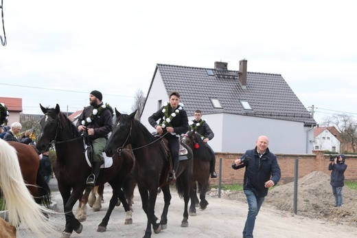 Wielkanocna procesja konna w Ostropie