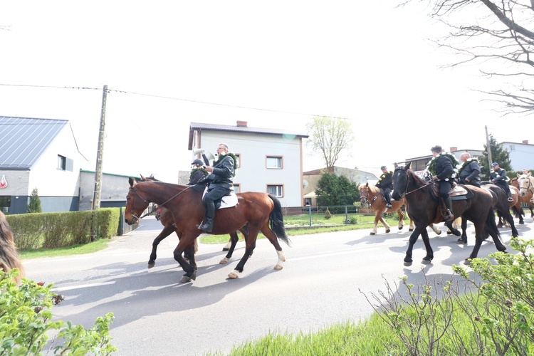 Wielkanocna procesja konna w Ostropie