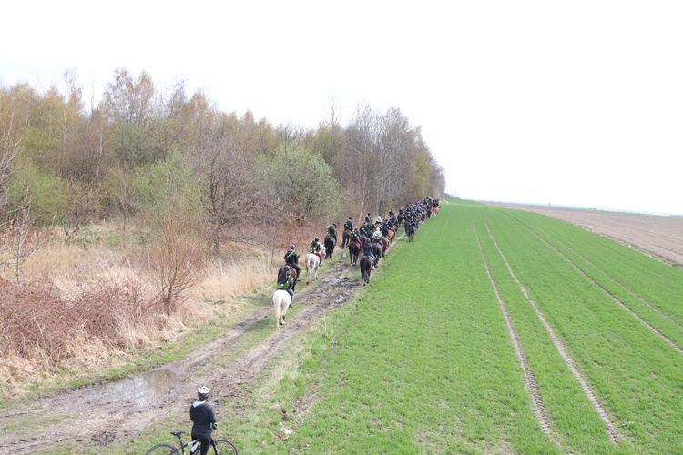 Wielkanocna procesja konna w Ostropie