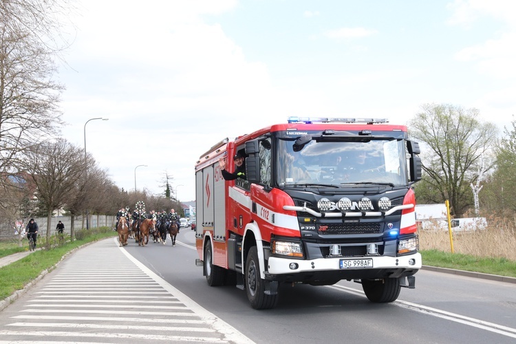 Wielkanocna procesja konna w Ostropie