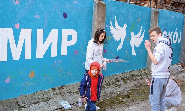 Antywojenny mural tworzony przez polską i ukraińską młodzież z Ośrodka Kuratorskiego i „Piekarni Wartości” 
21.03.2022  Łódź