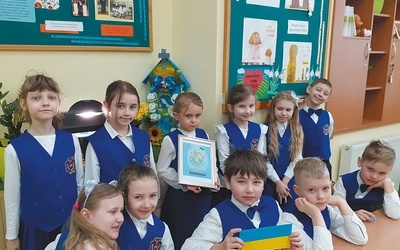 W modlitwę o pokój na Ukrainie włączyły się dzieci z katolickiej szkoły podstawowej prowadzonej przez Misjonarki Świętej Rodziny w Białymstoku.