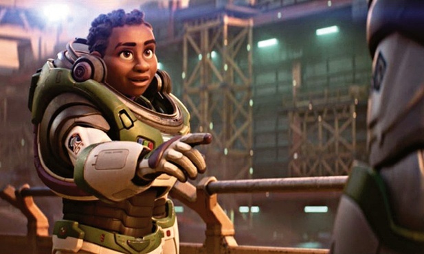 W nowej  pełnometrażowej animacji „Lightyear” będącej kontynuacją historii postaci znanej z serii „Toy Story” przywrócono wyciętą wcześniej scenę pocałunku pomiędzy bohaterkami. To pierwszy tak otwarty krok studia w stronę „przekształcania jutra”, czyli promocji seksualnych mniejszości.