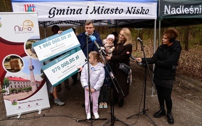 Wiceminister sprawiedliwości Marcin Warchoł przekazuje symboliczne czeki.