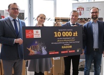 Nagrodę przekazali Annie Malinowskiej (od lewej): Radosław Witkowski, Sławomir Baćkowski  i Mateusz Tyczyński.