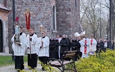 Bp Marcinkowski: Czy naprawdę jesteśmy ludźmi Wielkiej Nocy?