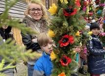 Konkursowe palmy prezentowali wykomawcy w każdym wieku...