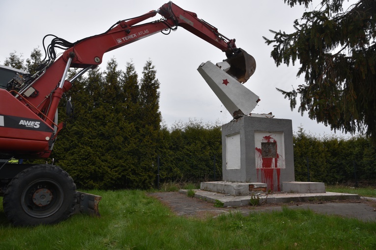 Od słów do czynów - demontaż pomnika poświęconego Armii Czerwonej w Garncarsku