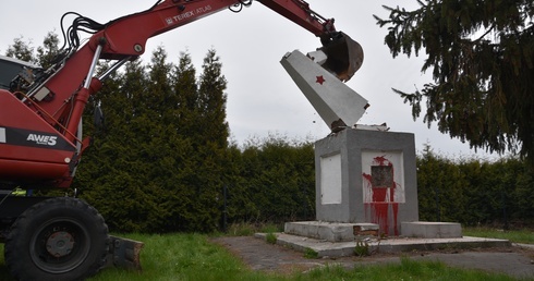 Od słów do czynów - demontaż pomnika poświęconego Armii Czerwonej w Garncarsku