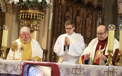 Mszy św. dla Arcybractwa Straży Honorowej przewodniczył ks. Piotr Grochowiecki. 