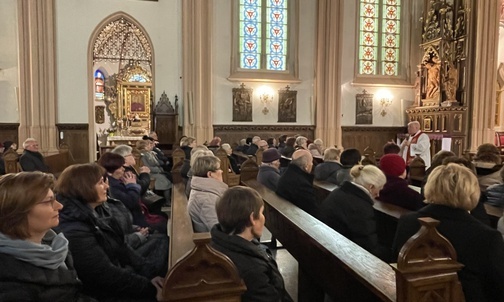 Pątnicy w sanktuarium św. abp. Józefa Bilczewskiego.