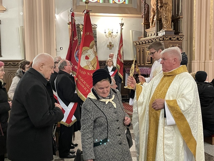 Ks. prał. Stanisław Morawa udzielał błogosławieństwa relikwiami św. abp. Bilczewskiego.