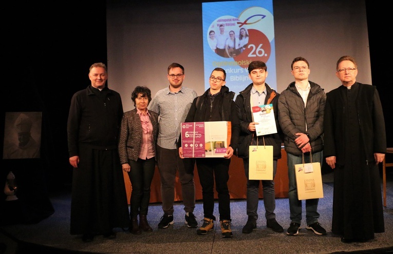 Laureaci i członkowie jury. Od lewej: ks. Marcin Rogala, Ewa Białkowska, Tomasz Sar, Łukasz Wiatr, Jakub Senator, Maciej Borkowski, ks. Jacek Kucharski.