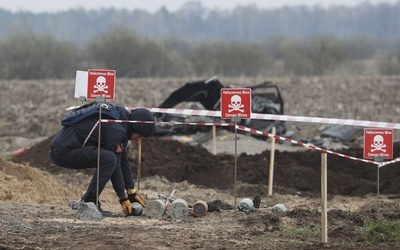 Tam, skąd wycofali się Rosjanie, trwa rozminowywanie