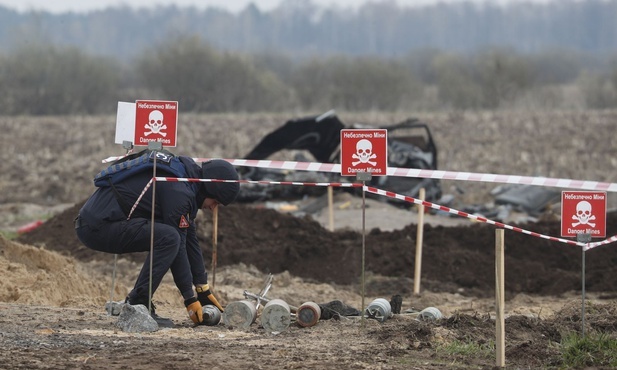 Tam, skąd wycofali się Rosjanie, trwa rozminowywanie