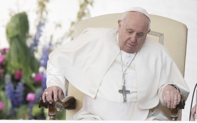 Franciszek przechodzi badania lekarskie