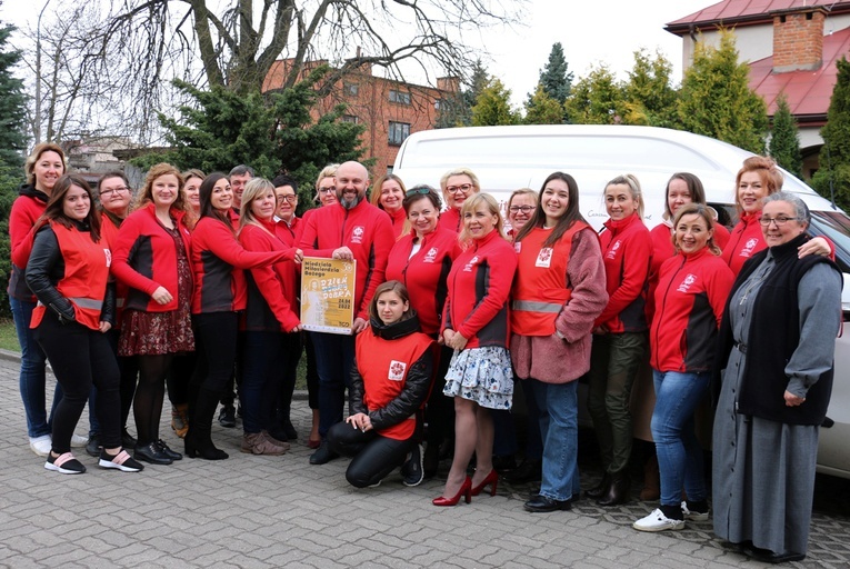 Do wspólnego świętowania zapraszają ks. Damian Drabikowski, dyrektor CDR, pracownicy Caritas i wolontariusze.
