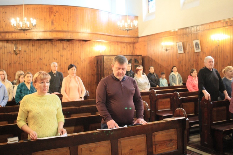Wielkopiątkowe nabożeństwo grekokatolickich uchodźców z Ukrainy