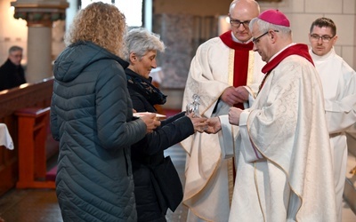 Uczestnicy przygotowali oprawę liturgiczną: czytania, psalm, modlitwę wiernych i procesję z darami.