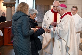 Uczestnicy przygotowali oprawę liturgiczną: czytania, psalm, modlitwę wiernych i procesję z darami.