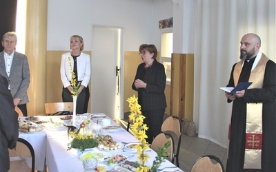 Pokarmy poświęcił ks. Damian Drabikowski. Obok stoją Lucyna Wiśniewska i Anna Kwiecień (druga od lewej). 