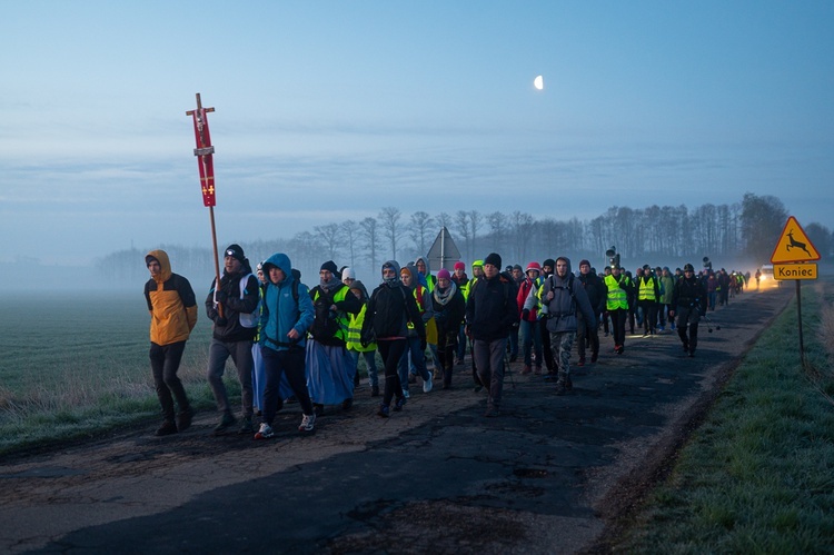 Nocna pielgrzymka "Na przekór" w 2022 r. - część 1