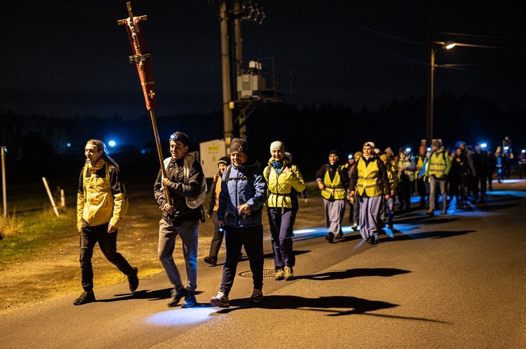 Nocna pielgrzymka "Na przekór" w 2022 r. - część 1