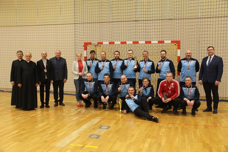 Bochnia. Finał i dekoracja zwycięzców XVI Mistrzostw Polski Księży w Halowej Piłce Nożnej