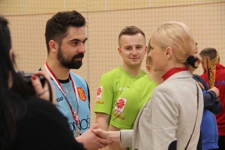 Bochnia. Finał i dekoracja zwycięzców XVI Mistrzostw Polski Księży w Halowej Piłce Nożnej