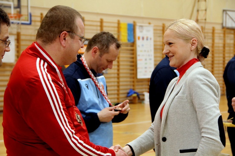 Bochnia. Finał i dekoracja zwycięzców XVI Mistrzostw Polski Księży w Halowej Piłce Nożnej