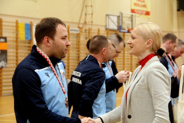 Bochnia. Finał i dekoracja zwycięzców XVI Mistrzostw Polski Księży w Halowej Piłce Nożnej