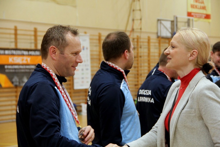 Bochnia. Finał i dekoracja zwycięzców XVI Mistrzostw Polski Księży w Halowej Piłce Nożnej