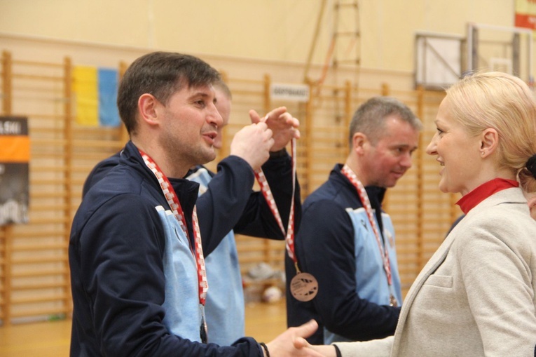 Bochnia. Finał i dekoracja zwycięzców XVI Mistrzostw Polski Księży w Halowej Piłce Nożnej