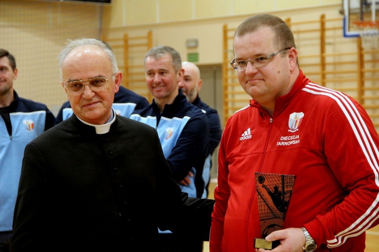 Bochnia. Finał i dekoracja zwycięzców XVI Mistrzostw Polski Księży w Halowej Piłce Nożnej