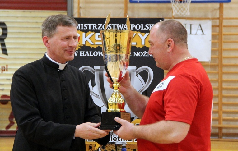 Bochnia. Finał i dekoracja zwycięzców XVI Mistrzostw Polski Księży w Halowej Piłce Nożnej